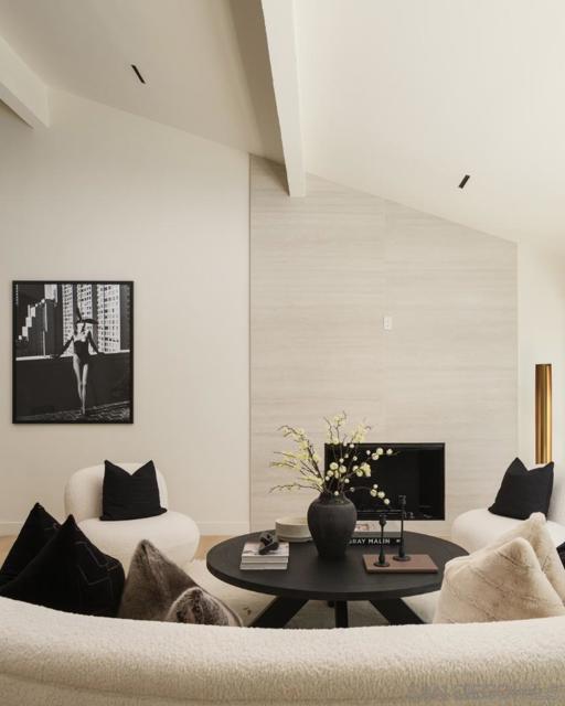 2163 Caminito Circulo Norte, La Jolla CA: https://media.crmls.org/mediaz/80f59dd6-0c0c-43b1-b217-aa5f8bf54c45.jpg