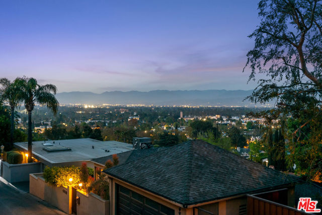 4025 Weslin Avenue, Sherman Oaks CA: https://media.crmls.org/mediaz/80f5ea5c-3609-4d57-85b1-edf315d97b68.jpg