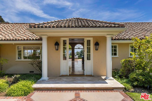 10820 Ambazac Way, Los Angeles CA: https://media.crmls.org/mediaz/80f75529-30be-46f5-b201-ad9e5a179c3b.jpg