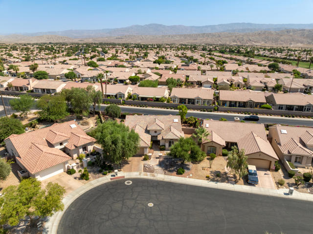 78626 Blooming Court, Palm Desert CA: https://media.crmls.org/mediaz/80f7d6db-de54-4f0b-9bce-47585c5c7510.jpg