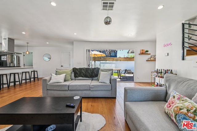 885 Kincaid Avenue, Inglewood CA: https://media.crmls.org/mediaz/80f8512e-8401-4d1b-a403-cf72a2708b8c.jpg