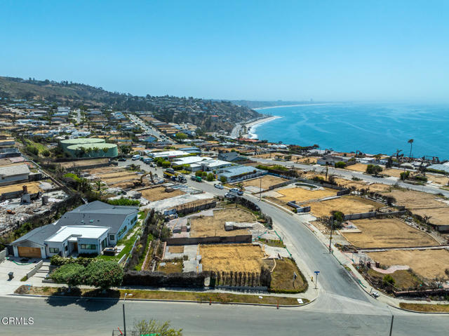 18449 Kingsport Drive, Malibu CA: https://media.crmls.org/mediaz/80f881e6-d4fb-4c9d-a1ea-80ac8517c8df.jpg