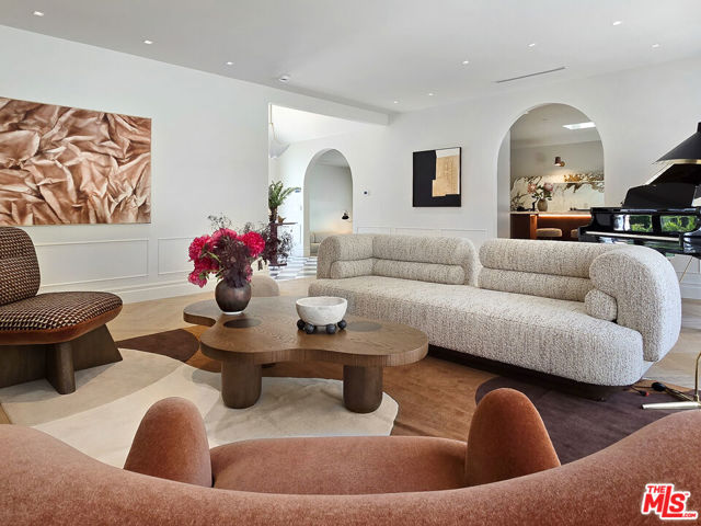 2288 Coldwater Canyon Drive, Beverly Hills CA: https://media.crmls.org/mediaz/80f95ef6-a60f-49b1-97c4-b8959eddacbb.jpg
