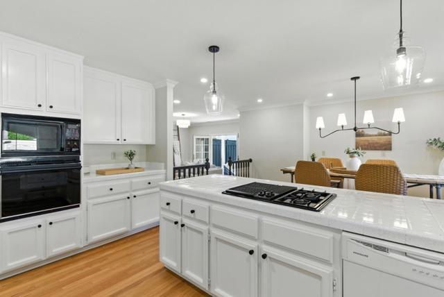 2188 Yorkshire Way, Mountain View CA: https://media.crmls.org/mediaz/80f99fd9-4203-43e0-913b-60181854934c.jpg