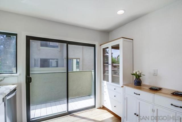 3319 Caminito Eastbluff, La Jolla CA: https://media.crmls.org/mediaz/80fc1d35-18f1-4ad5-a1e3-d31a10fea95c.jpg