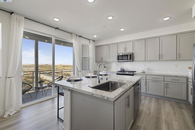 Image 16 of 39 For 9572 Seawind Way