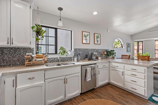 Detail Gallery Image 9 of 36 For 4556 Cove Dr, Carlsbad,  CA 92008 - 3 Beds | 3 Baths