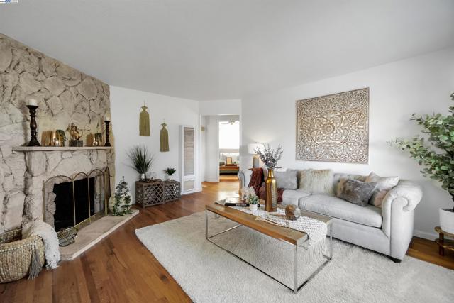 11132 Acalanes Dr, Oakland CA: https://media.crmls.org/mediaz/80fdb9bb-db65-48f7-b77e-9a19c42599e1.jpg