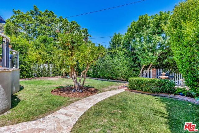 10257 Camarillo Street photo 29