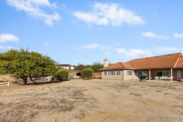 31252 North Star Way, Valley Center CA: https://media.crmls.org/mediaz/80fe73c5-773f-425e-b07e-9c99c73336d8.jpg