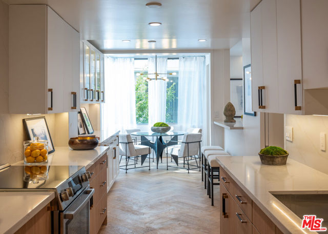 412 N Palm Drive, Beverly Hills CA: https://media.crmls.org/mediaz/80fea879-d90b-4142-81ea-8bb753daaad5.jpg