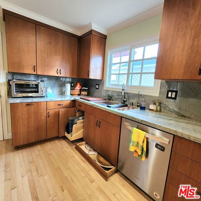 Designer Kitchen w/Pullouts