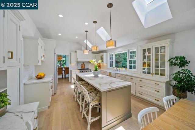 33 Los Arabis Circle, Lafayette CA: https://media.crmls.org/mediaz/81015dd5-553c-4ce9-b304-3957ba464c42.jpg