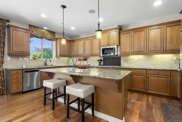7787 Britt Pl, Santee CA: https://media.crmls.org/mediaz/8102142d-f012-492b-a045-e03e09556bf8.jpg