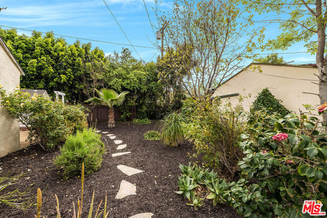 5728 Columbus Avenue Avenue, Sherman Oaks CA: https://media.crmls.org/mediaz/8102b219-c84f-4a9f-8fc8-c38182a330cd.jpg