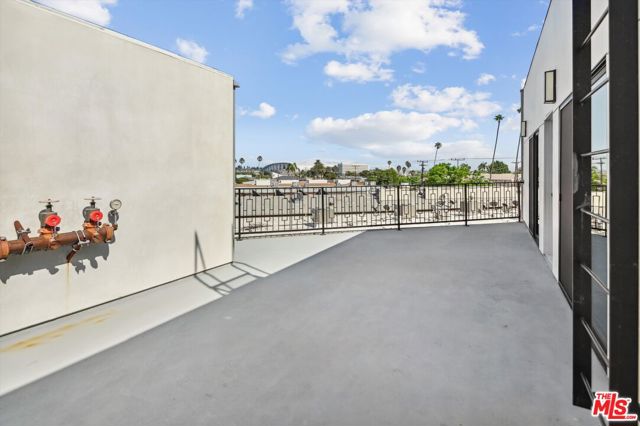 819 E La Palma Drive, Inglewood CA: https://media.crmls.org/mediaz/8102b791-ed1d-4889-ab36-7ae9902da041.jpg