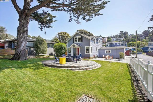 400 Paloma Ave, Pacifica CA: https://media.crmls.org/mediaz/8103861e-e03f-4589-a1f0-51a79548adc6.jpg