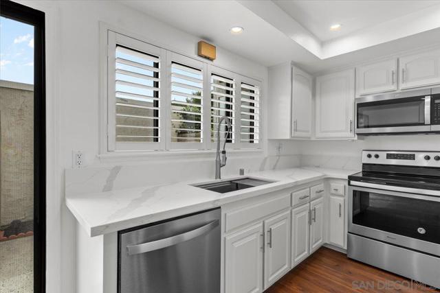 28125 Ridgecove Ct S, Rancho Palos Verdes CA: https://media.crmls.org/mediaz/810486d9-8565-413a-8ceb-c216bf4e58c4.jpg