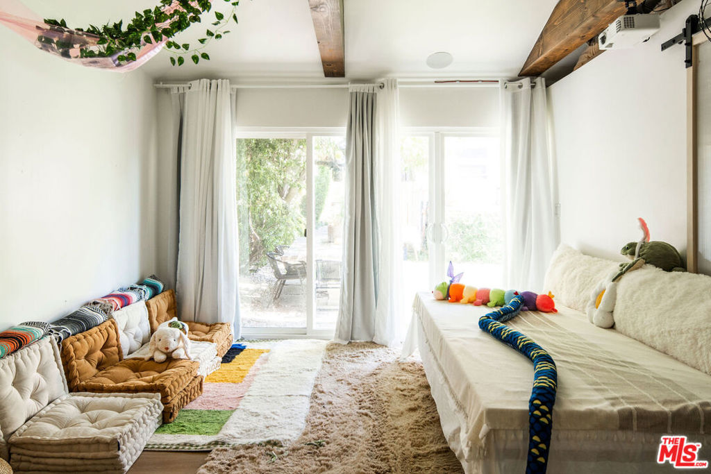 https://media.crmls.org/mediaz/81048d12-a300-47e2-bd9d-362d6f90a20a.jpg?preset=X-Large