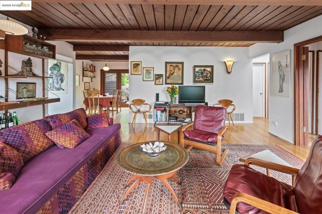 199 Fairlawn Dr, Berkeley CA: https://media.crmls.org/mediaz/810534d9-bf13-43ec-a24b-4e56134aa9e7.jpg