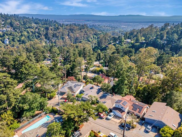 6827 Ridgewood Drive, Oakland CA: https://media.crmls.org/mediaz/8105847b-cbb5-4a98-9767-fd6aad4338cb.jpg