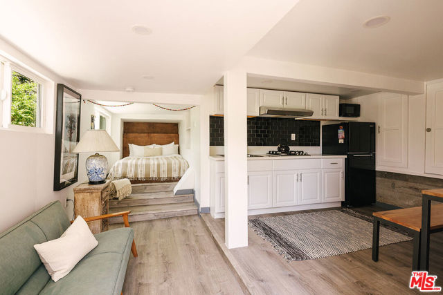 1942 Lake Shore Avenue, Los Angeles CA: https://media.crmls.org/mediaz/81059022-7d64-4f12-a581-3922691cb83c.jpg