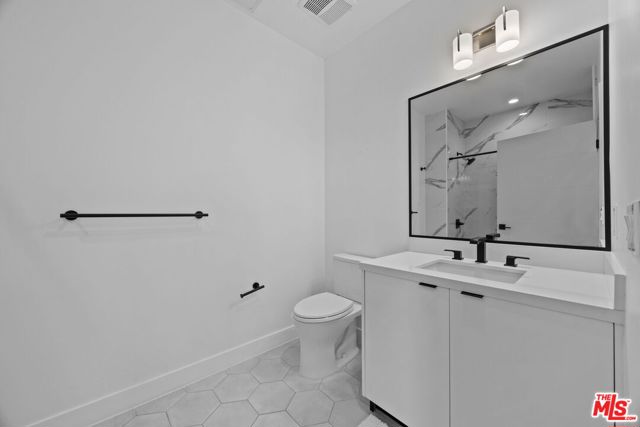 1515 S Holt Avenue, Los Angeles CA: https://media.crmls.org/mediaz/8105e4f1-8d74-447b-a625-272fce86681a.jpg