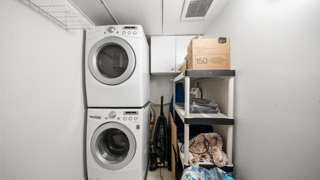 655 india St, San Diego CA: https://media.crmls.org/mediaz/8107da5a-479f-4e38-b012-3a70fb7e1eaa.jpg