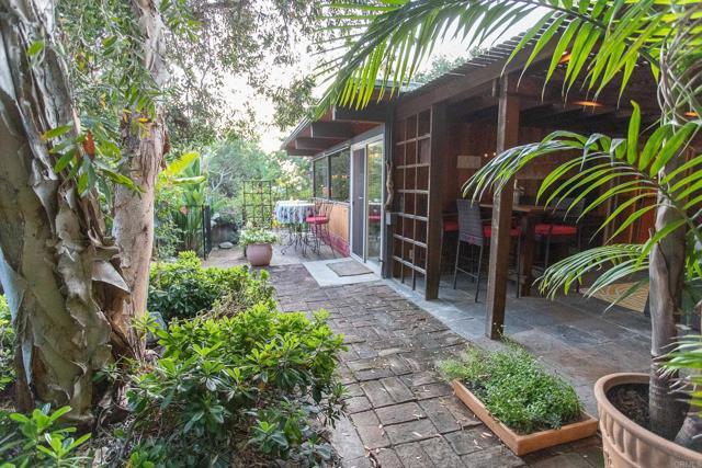 3216 Fair Oaks Ln, Spring Valley CA: https://media.crmls.org/mediaz/8109189e-9ac4-48f8-a78f-3bbfb646a7c3.jpg