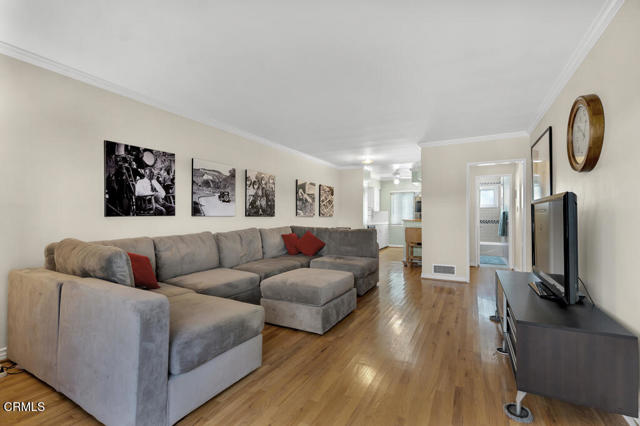 Detail Gallery Image 10 of 33 For 1542 Riverside Dr #C,  Glendale,  CA 91201 - 2 Beds | 2 Baths