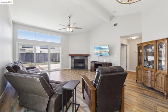 2118 Connie Ln, Oakley CA: https://media.crmls.org/mediaz/81092fa0-9e35-444b-a164-c55a419364a8.jpg