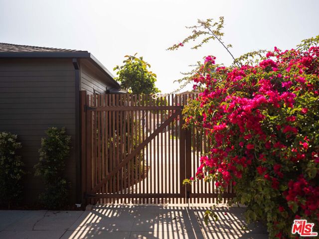 7907 Croydon Avenue, Los Angeles CA: https://media.crmls.org/mediaz/81098abc-0ba8-4d52-8298-b6a87d690949.jpg