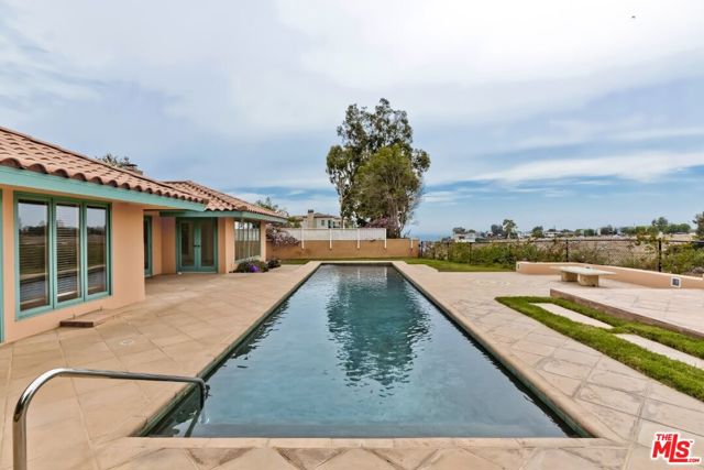 401 Alma Real Drive, Pacific Palisades CA: https://media.crmls.org/mediaz/8109d86b-8223-408d-8687-ec5bac7596f3.jpg