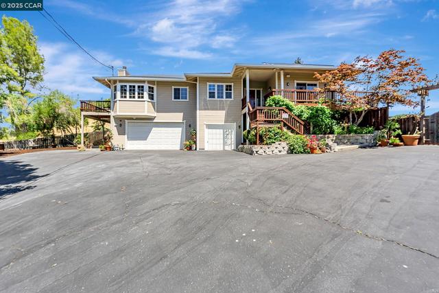 631 La Vista Rd, Walnut Creek CA: https://media.crmls.org/mediaz/810a0d29-dd5b-456f-92d1-5e26b3eaf72b.jpg