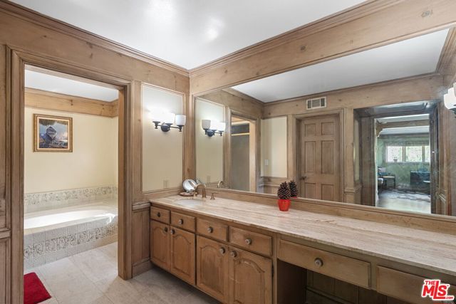 1610 N Beverly Drive, Beverly Hills CA: https://media.crmls.org/mediaz/810a3ae7-ef09-451d-bf5b-b3b1e0b27ed8.jpg