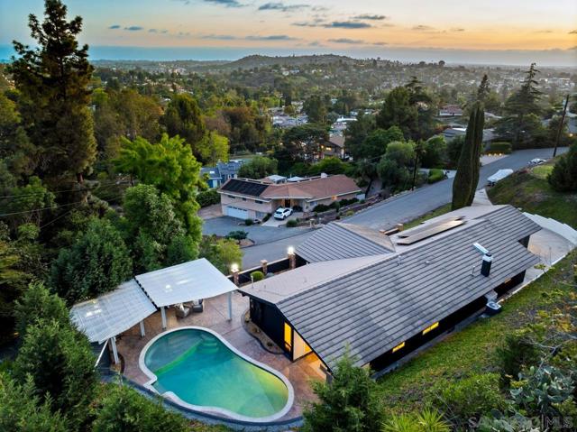 4911 Beaumont Dr, La Mesa CA: https://media.crmls.org/mediaz/810a747e-1d4d-4b4a-9e41-326f742a787a.jpg