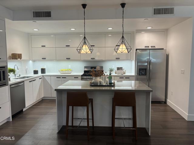 239 S Marengo Avenue, Pasadena CA: https://media.crmls.org/mediaz/810afd2b-7e2e-42d4-8aee-663b2ef0b688.jpg