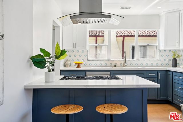 4438 W 28th Street, Los Angeles CA: https://media.crmls.org/mediaz/810b0d70-30bb-4022-8ebe-c7f36239960a.jpg