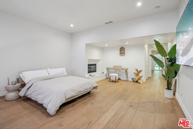 4900 Queen Victoria Road, Woodland Hills CA: https://media.crmls.org/mediaz/810b4f31-fd97-4c00-b696-eb0a595169f4.jpg