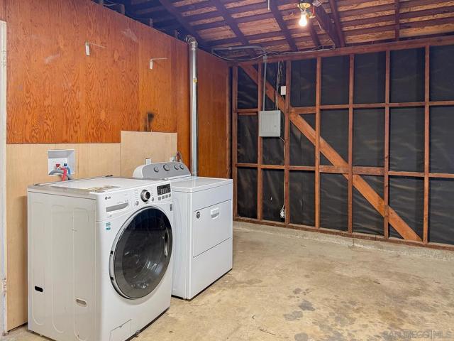 323 Hill Dr, Vista CA: https://media.crmls.org/mediaz/810b70c2-dcab-43e5-9caf-eb0875fd17e7.jpg