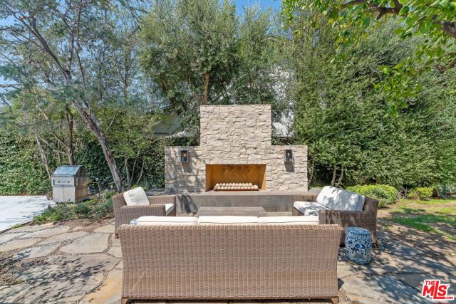 5705 Sunnyslope Avenue, Valley Glen CA: https://media.crmls.org/mediaz/810bd0f8-3128-455b-a8d4-ccd48094bd4e.jpg