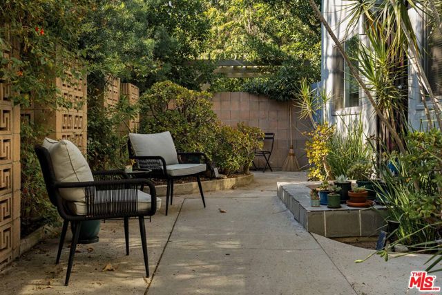 2604 N Beachwood Drive, Los Angeles CA: https://media.crmls.org/mediaz/810bf035-746f-4941-8ff8-82daadd41e08.jpg