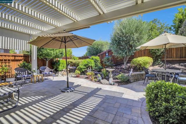 1648 Chianti Ln, Brentwood CA: https://media.crmls.org/mediaz/810bfad6-3d86-487a-b91e-71e0ac808451.jpg