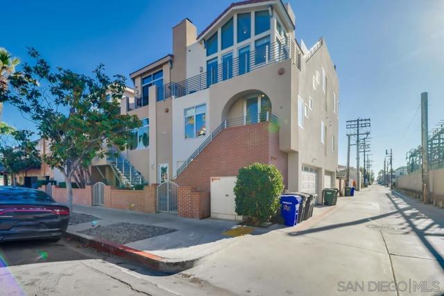 1016 1st St, Coronado CA: https://media.crmls.org/mediaz/810c2222-f23e-46e9-86ea-a151d46a2e17.jpg