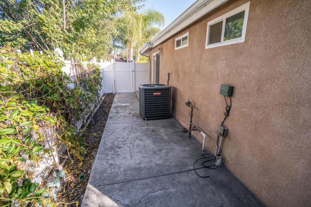 2553 Scott Pl-Sideyard1