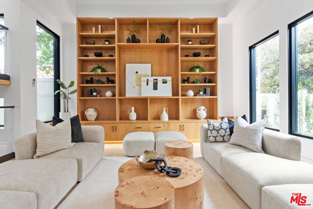 4535 Haskell Avenue, Encino CA: https://media.crmls.org/mediaz/810cecd4-00bd-44aa-81fd-5bf234e88a46.jpg