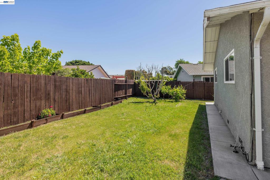 https://media.crmls.org/mediaz/810d2499-232c-4250-822d-9a9f81d240ef.jpg?preset=X-Large