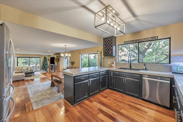 4 Harris Hill Drive, Novato CA: https://media.crmls.org/mediaz/810d8675-78b7-4560-a60c-1d7fe98f3d2b.jpg