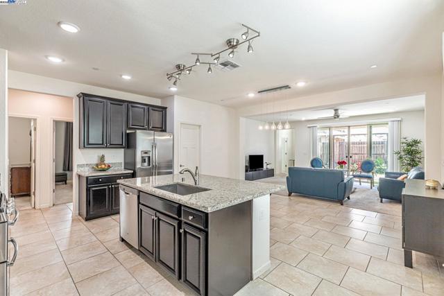 9315 Wild Lilac Cir, Sacramento CA: https://media.crmls.org/mediaz/810dd4e2-1510-4a29-965c-25d8d8595a41.jpg