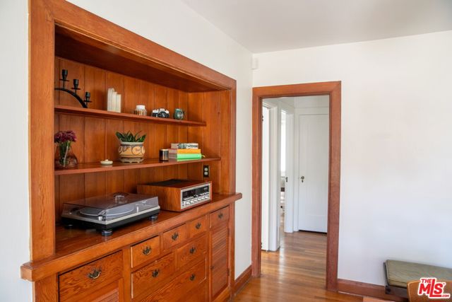 898 N Chester Avenue, Pasadena CA: https://media.crmls.org/mediaz/810dd75f-d17a-4c68-803d-cf71f46c4148.jpg